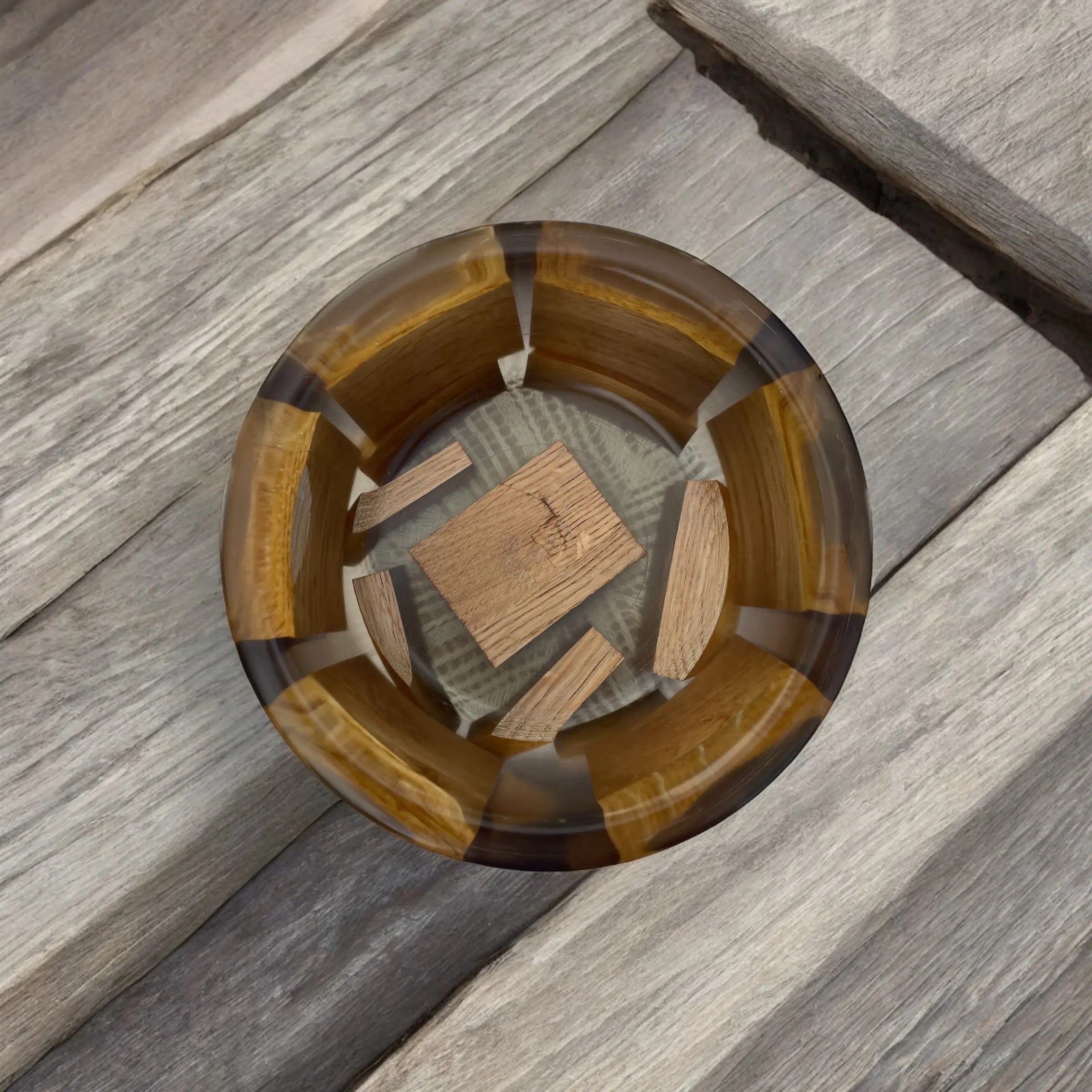 Håndlaget bolle i gjennomsiktig sort epoxy og eik – 18 cm Epoxy-Crafts