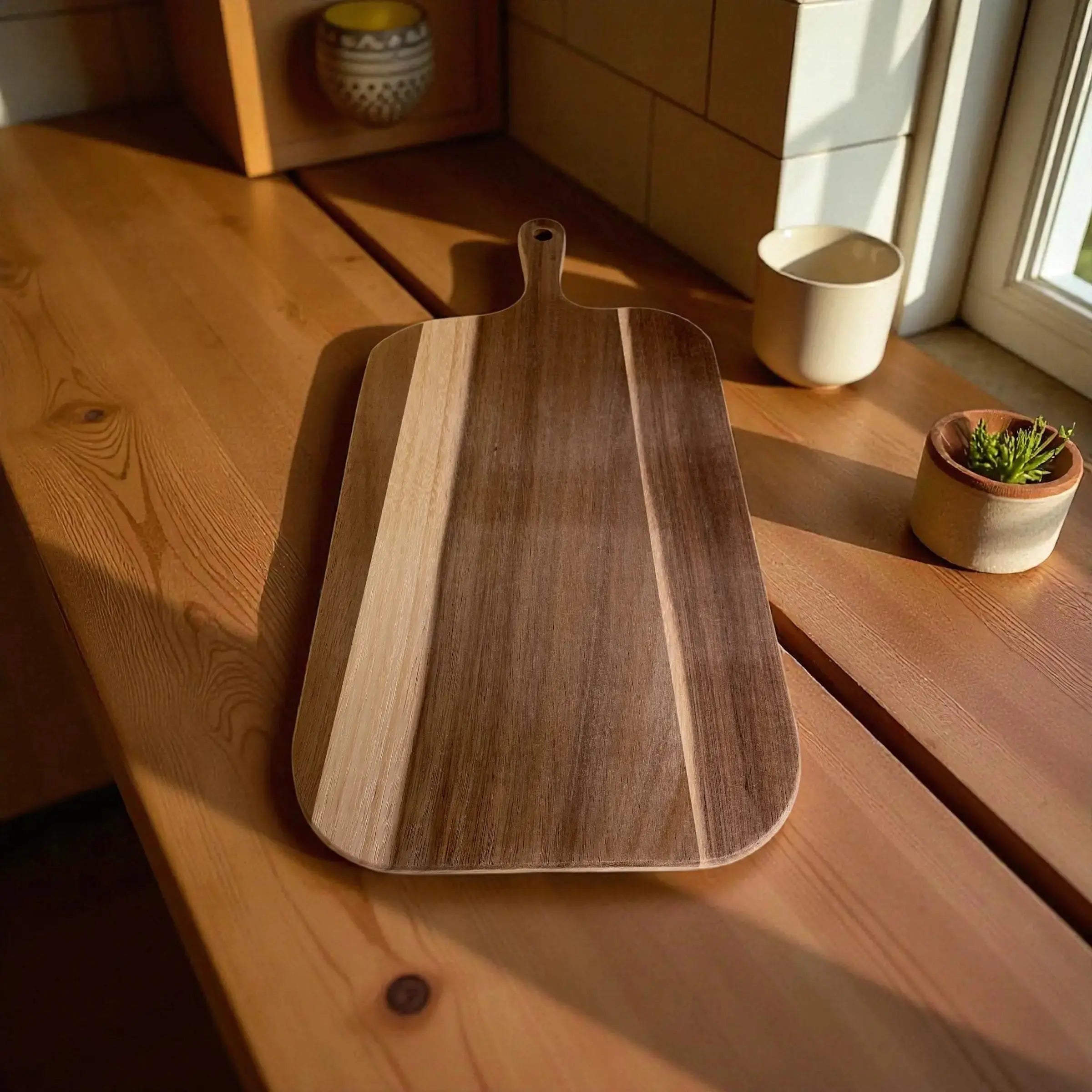 🪵 Klassisk Skjærebrett i Tre med Håndtak – Perfekt til Servering og Matlaging Epoxy-Crafts