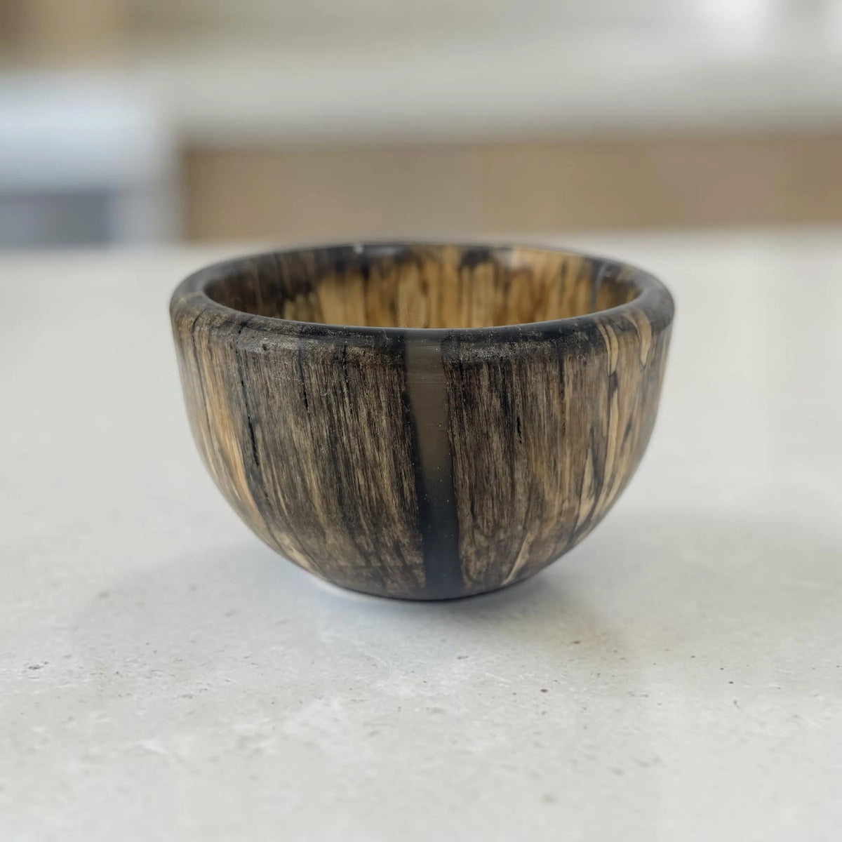 Hånddreid skål i surnet bjørk med sort epoxy – Ø12 cm | Unika fra Nord-Odal SkogsTre