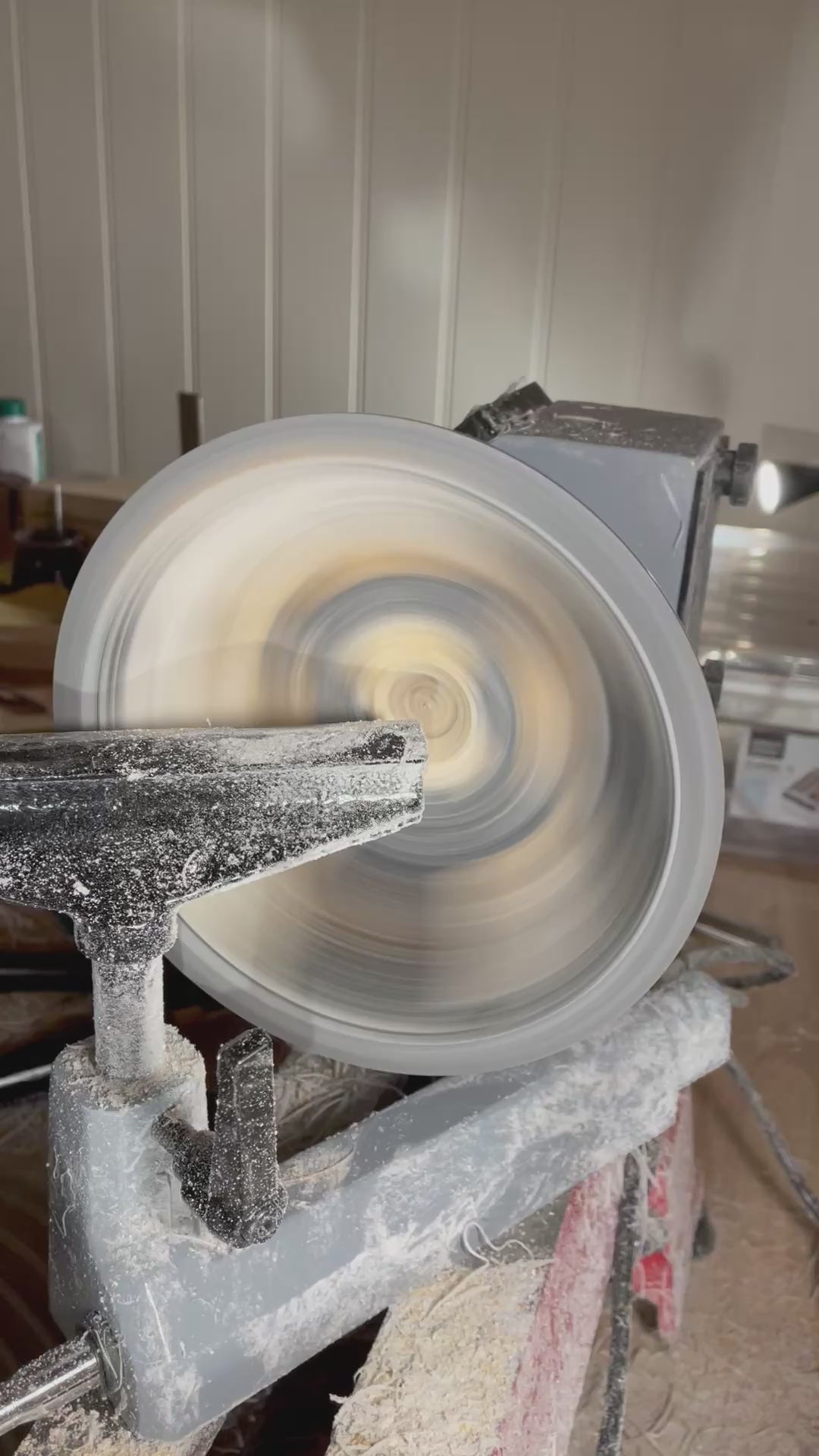 Håndlaget bolle i sort epoxy og eik – Moderne eleganse med naturlig sjel